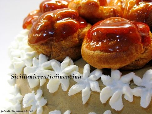 Torta al cioccolato bianco con crema al caffè e bignè caramellati