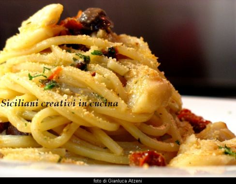Spaghetti con baccalà, olive, capperi e pomodori secchi