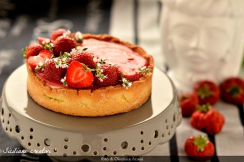 Crostata al biancomangiare, fragole e timo
