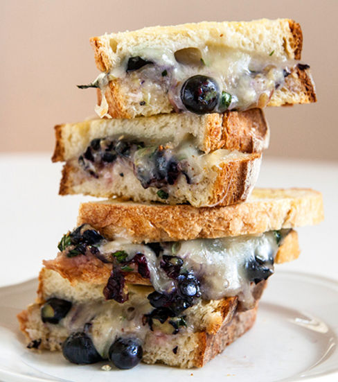 “Grilled Cheese” toast con mirtilli, brie e basilico