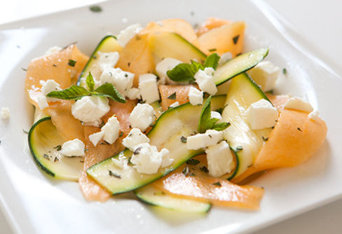 Carpaccio di melone e zucchine con feta e menta