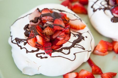 Mini Pavlova con fragole e cioccolato