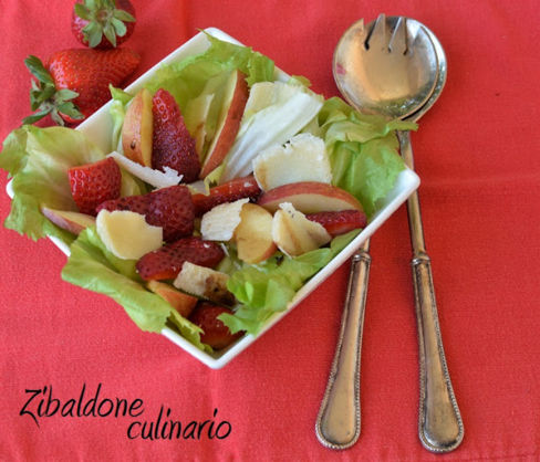 Insalata di scarola, fragole, mele e Parmigiano Reggiano