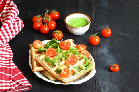 Waffle salati al formaggio ed erbe aromatiche