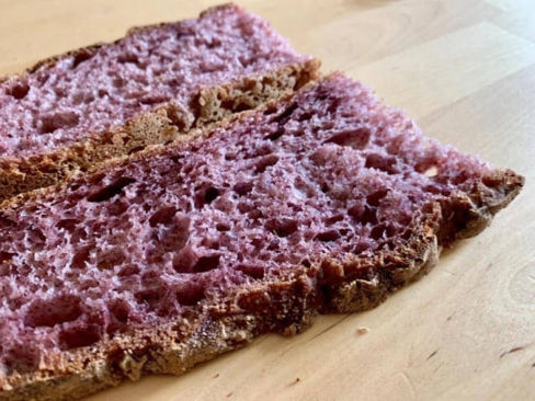 Pane rosa senza glutine. La ricetta del lunedì.