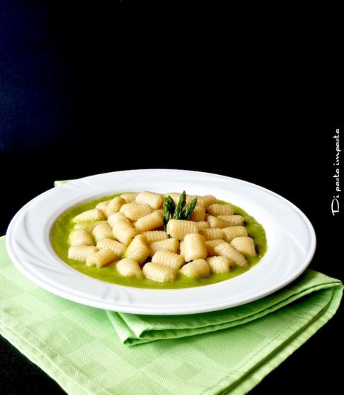 Gnocchi di farina e acqua alla crema di asparagi