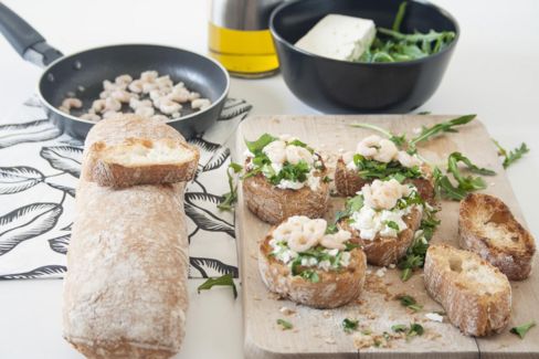 Crostini con feta, rucola e gamberetti