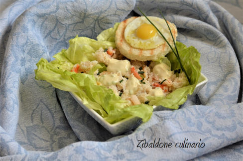 Insalata di granchio con crostone all'uovo