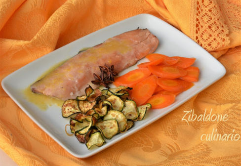 Trota salmonata speziata sous-vide con salsa al limone, carote glassate al miele, chips di zucchine e limone