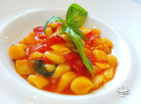 Gnocchetti di patate con scamorza affumicata, basilico e salsa di pomodoro