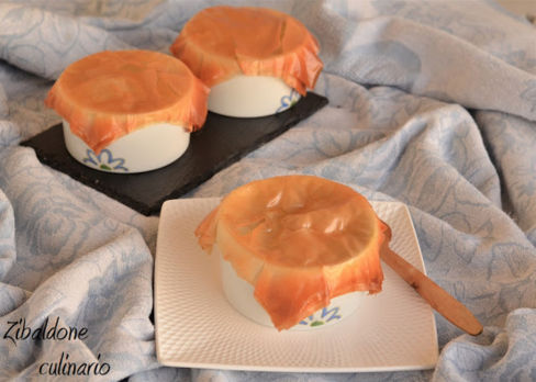 Pollo con funghi e piselli in crosta