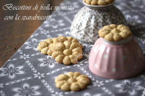 BISCOTTINI DI FROLLA MONTATA CON LA SPARABISCOTTI
