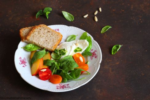 Insalata di pesche e fiordilatte con pesto di rucola
