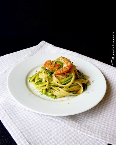 Fettucce con zucchine e gamberoni al pistacchio