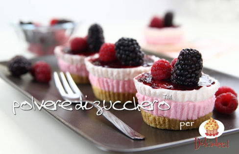 Mini cheesecake pasticcino ai frutti di bosco con crema bicolore