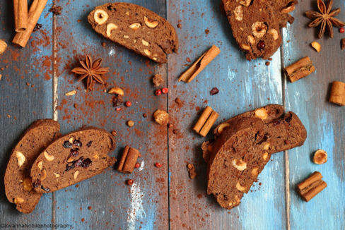 Biscotti con nocciole, cacao e cranberries