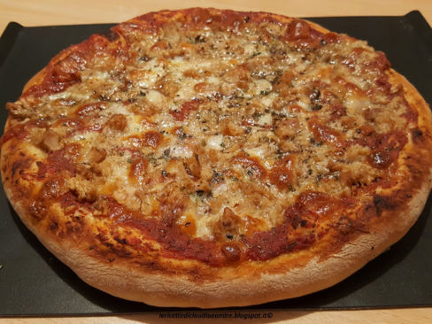 Pizza con tonno e mozzarella