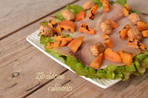 Pesce spada affumicato con insalata e nespole grigliate
