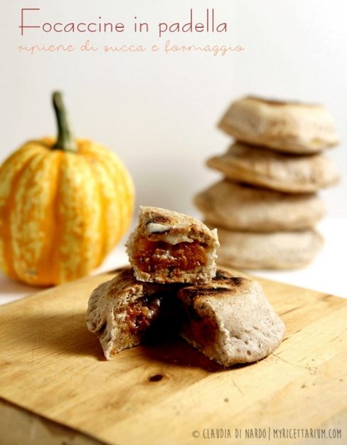 Focaccine in padella ripiene di zucca e formaggio