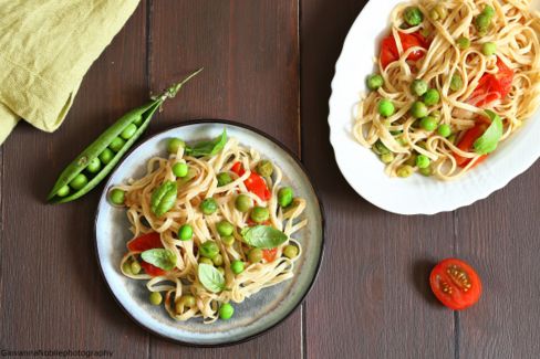 Spaghetti alla chitarra con piselli e pomodorini