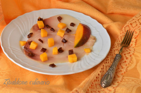 Carpaccio di pesce spada con mango e datteri
