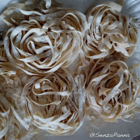 Tagliatelle fresche con uova di papera. La ricetta del lunedì.
