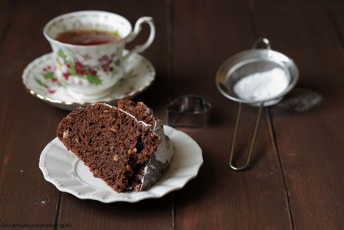 Torta con cacao amaro e nocciole
