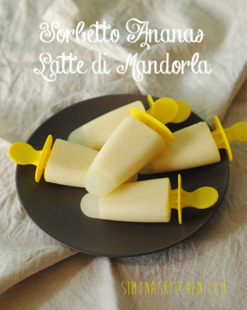 Sorbetto da passeggio all'Ananas e Latte di Mandorla - Pineapple and Almond Milk Popsicles - Sorbets à l'Ananas et Lait d'Amande