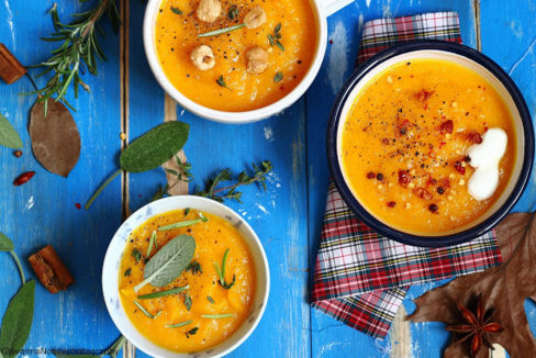 Vellutata di zucca con spezie, yogurt e nocciole