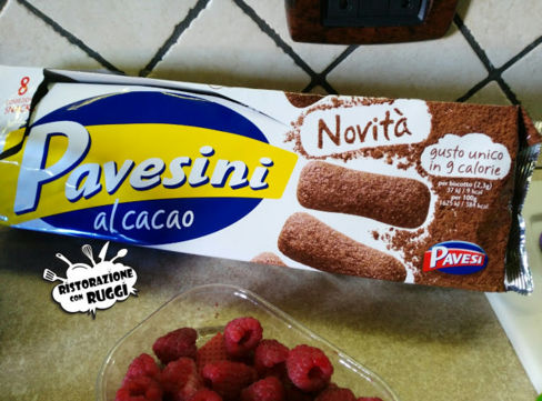 Pavesini al cacao con mousse di cioccolato bianco e lamponi freschi