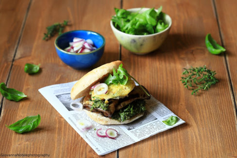 Panini con frittata, melanzane e pesto