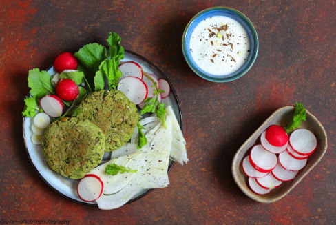 Falafel di ceci e piselli con insalatina