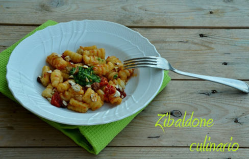 Gnocchi di patate con sugo di pomodorini, pesto di basilico e nocciole
