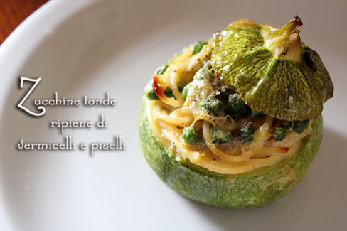 Zucchine tonde ripiene di vermicelli e piselli