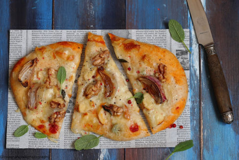 Pizza bianca con gorgonzola, cipollotti e noci