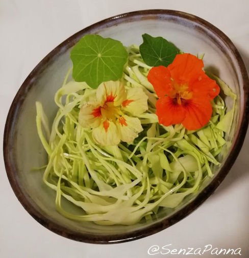 Buona Pasqua 2019. Insalata di cavolo cappuccio con i fiori di Nasturzio.