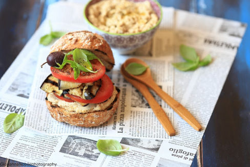 Panini con hummus, melanzane e pomodori