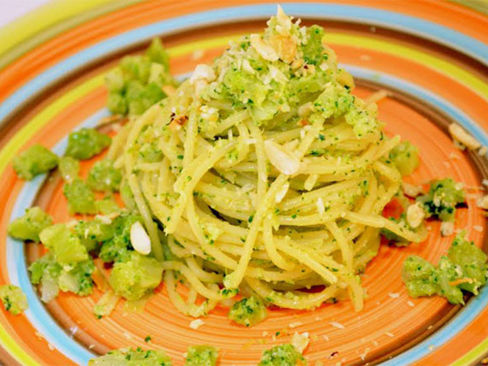 Ricette Vegetariane: Spaghetti con pesto di nocciole e broccoli