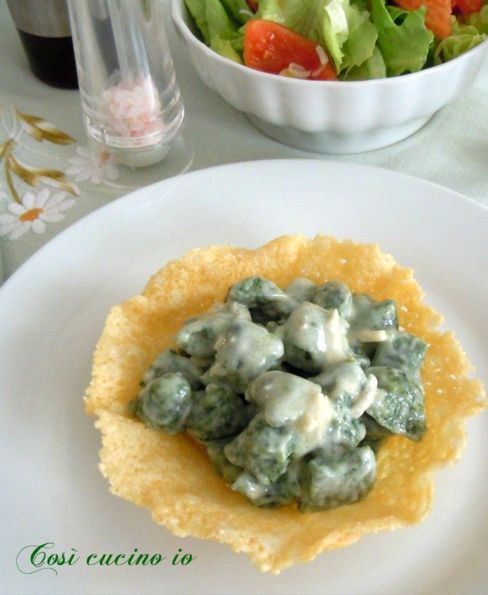 Gnocchetti verdi al gorgonzola su cestino di parmigiano