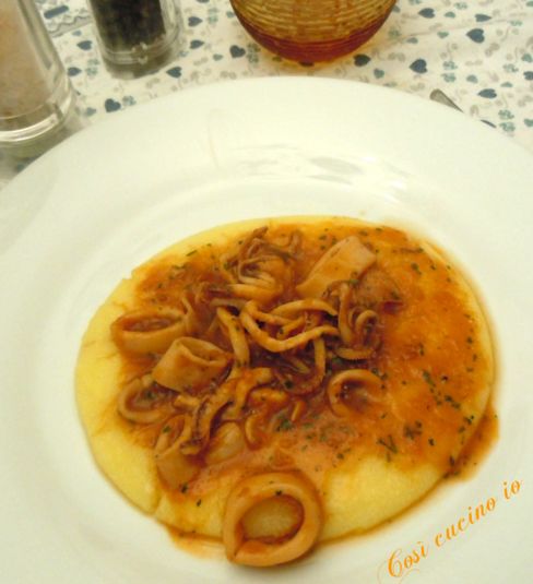 Polenta e calamari in umido