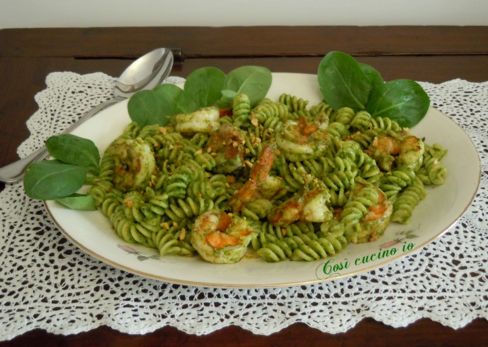 Fusilli con pesto di spinacini, pistacchi e gamberi al rosmarino