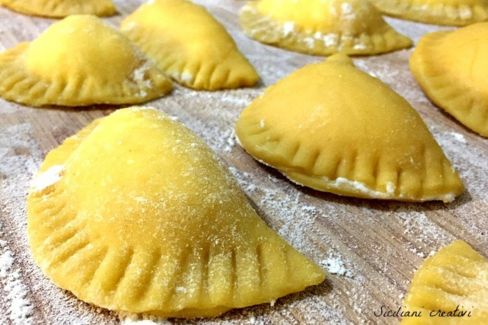 Ravioli dolci fritti di ricotta (cassatelle siciliane)