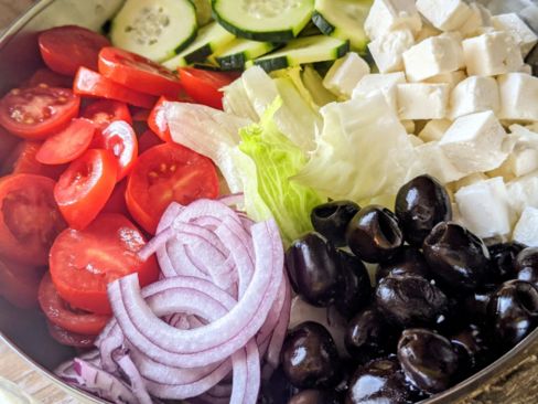 Greek Salad – Insalata Greca con Feta, Olive, Pomodori, Cipolle & Cetrioli