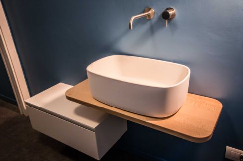 Ecce diciannove: un salto nel bagno azzurro ed in lavanderia