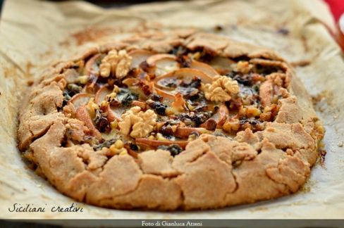 Crostata di farro con pere, noci e gorgonzola