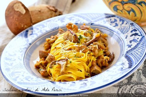 Tagliatelle funghi porcini e salsiccia