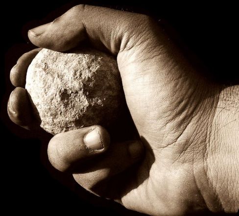 Scagliare la prima pietra