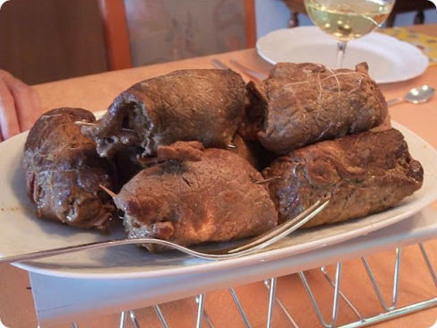 Le migliori ricette semplici per il menù di Natale 2018: Involtini di vitello con scamorza e prosciutto.