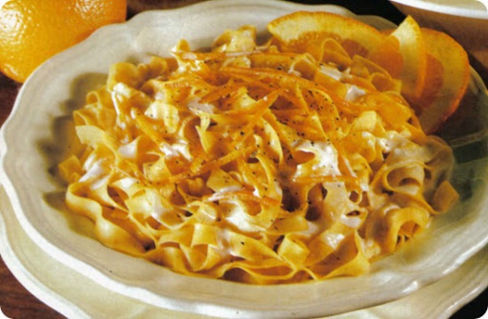 Arancia nel condimento e nell'impasto, per queste tagliatelle speciali.
