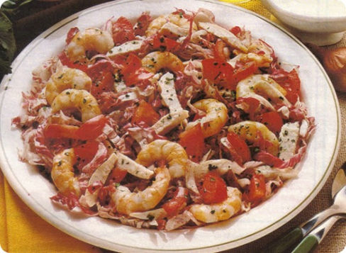 Insalata raffinata con gamberi e pomodori.